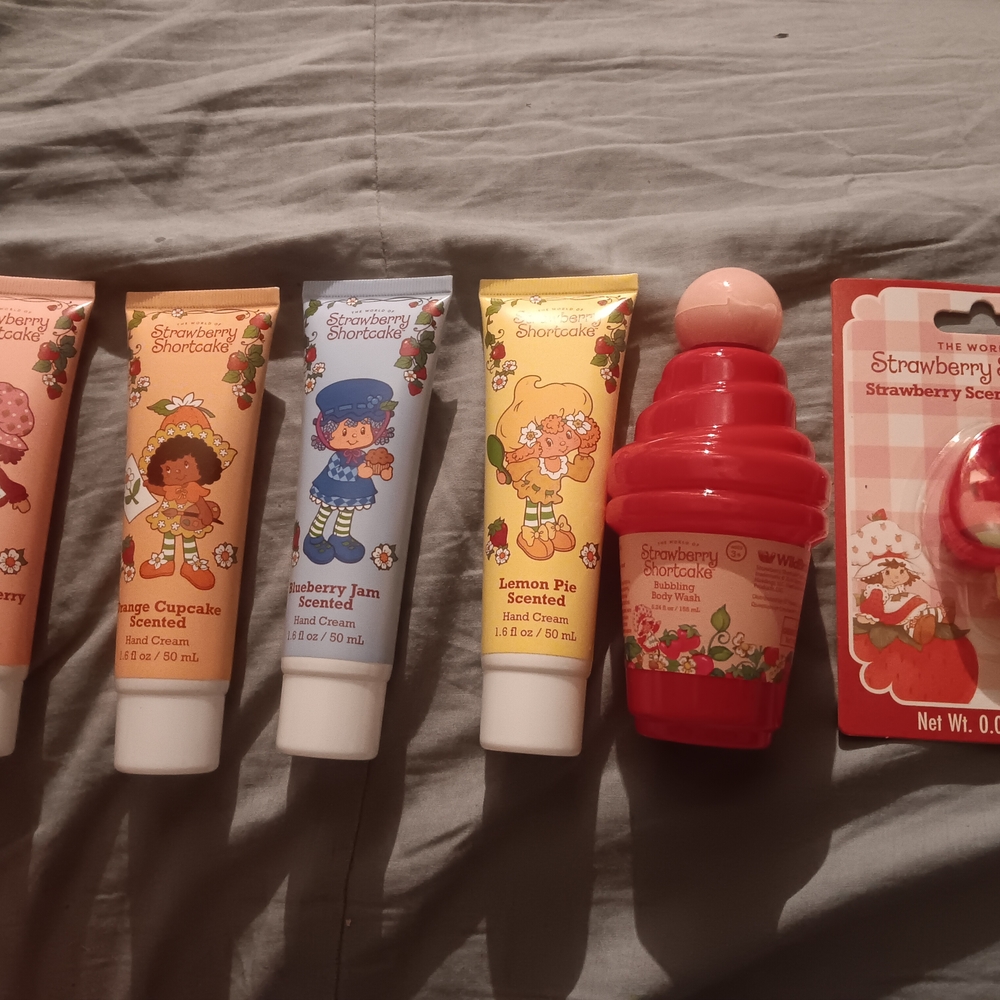 New strawberry shortcake bundle set (hand creams, bath wash, lipgloss)
